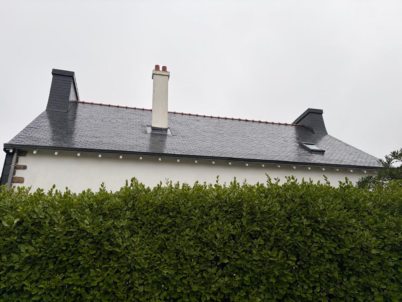 Toiture en ardoise après démoussage et traitement hydrofuge à proximité de Quimperlé