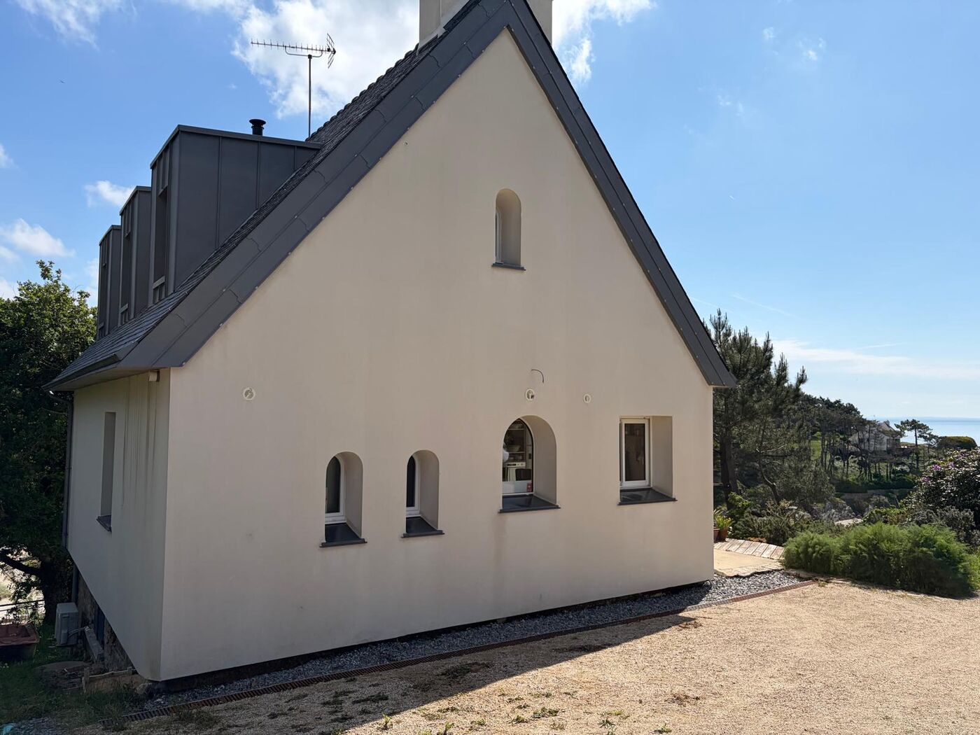Pignon de maison après nettoyage des algues rouges sur le littoral