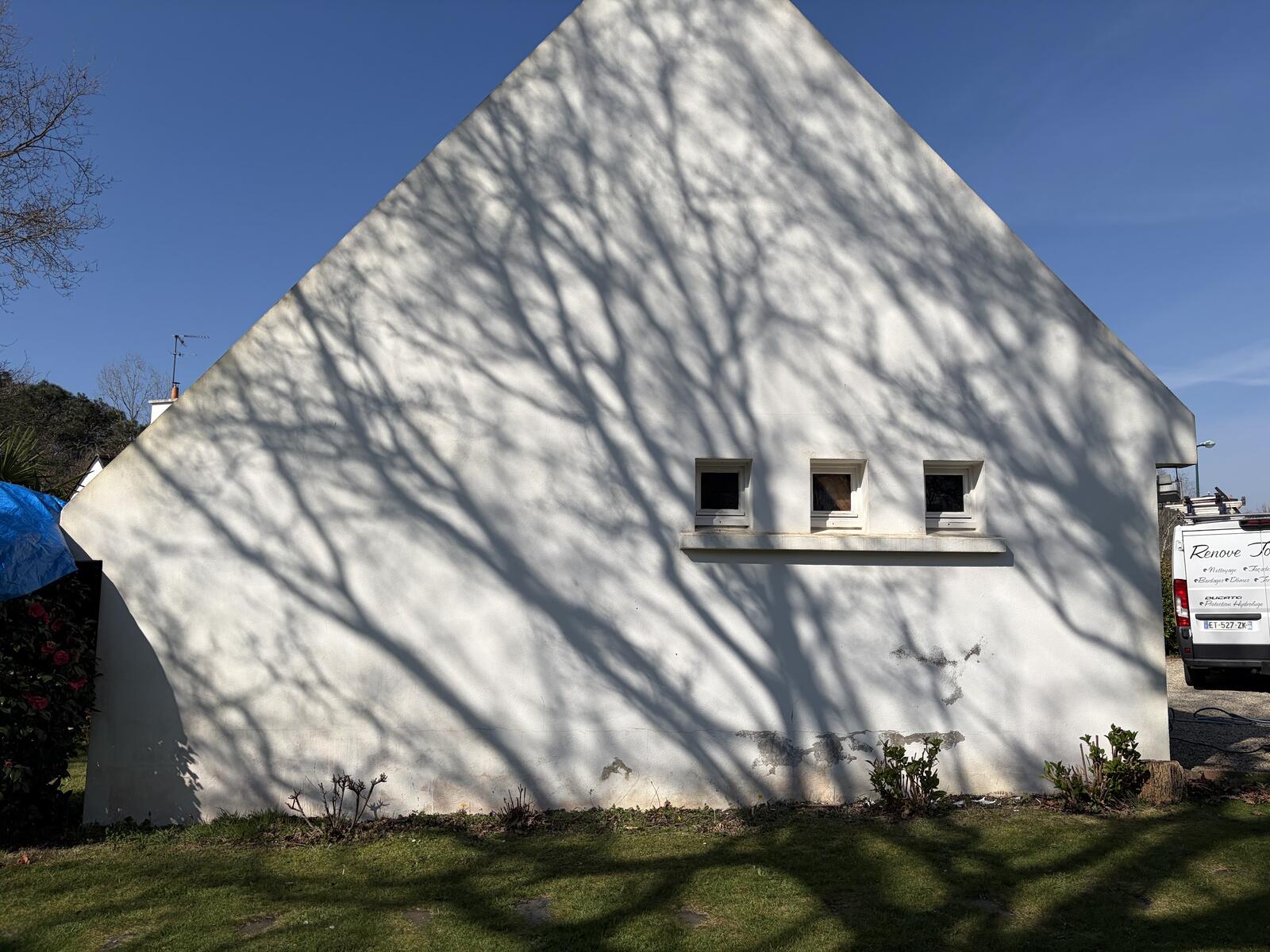 Pignon nettoyé d'une maison en Sud Finistère, camion Renove Toiture 29 sur place
