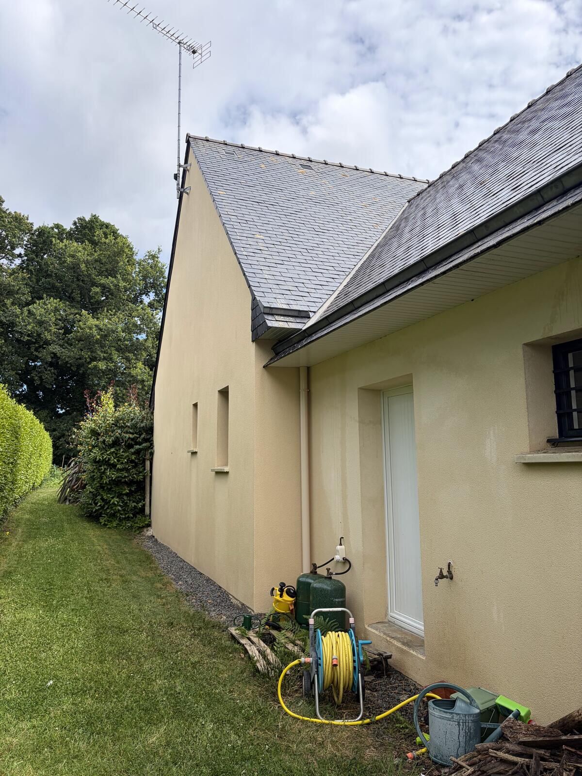 Pignon et toiture ardoise entretenus en Sud Finistère