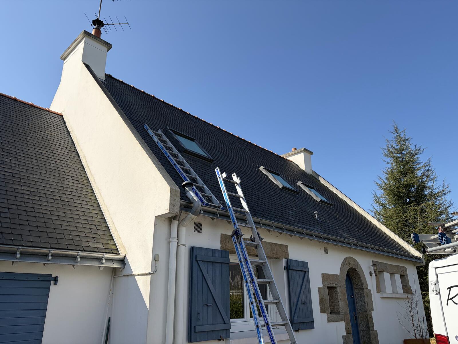 Chantier de rénovation de toiture en ardoise sur une maison bretonne en Sud Finistère