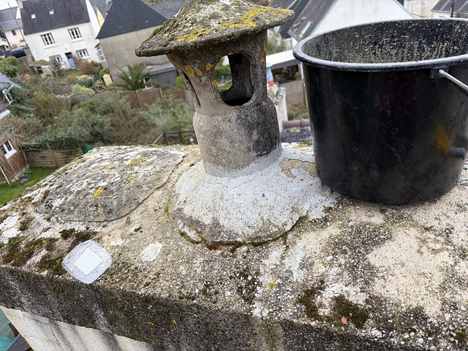 Rénovation de souche de cheminée en pierre par Renove Toiture 29