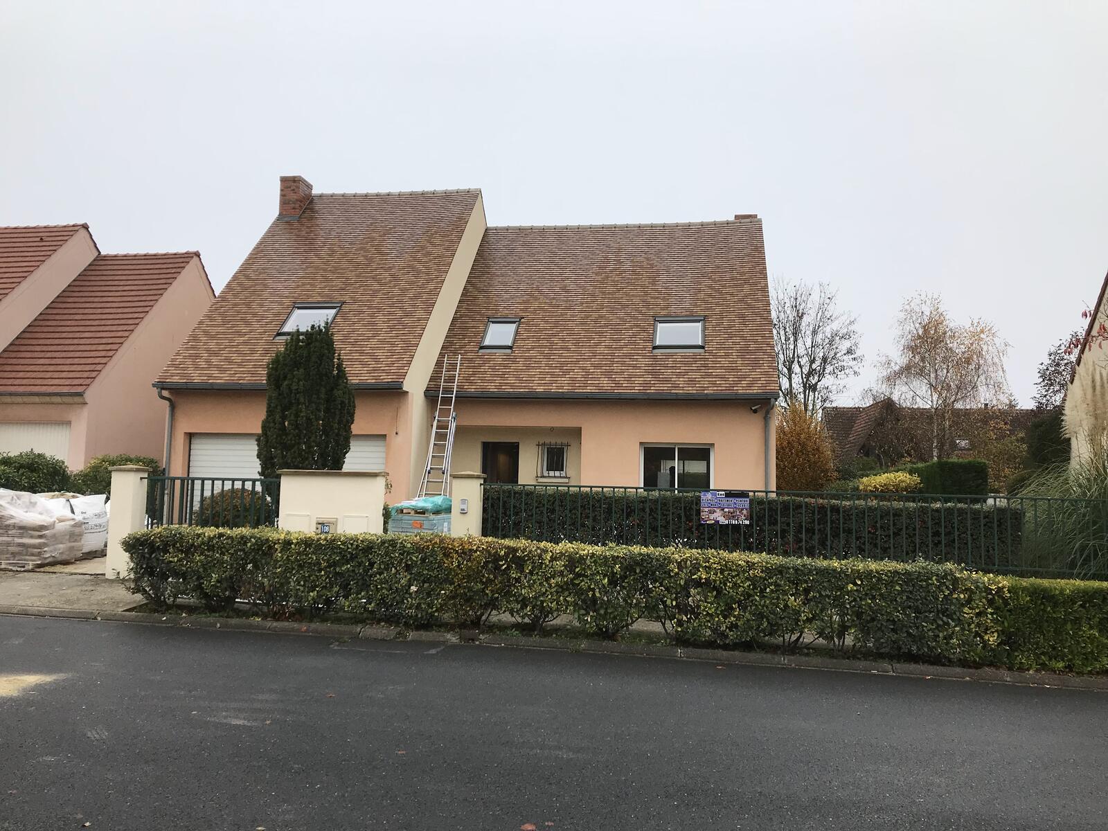 Réfection de couverture en tuiles avec échelle de toit en Sud Finistère