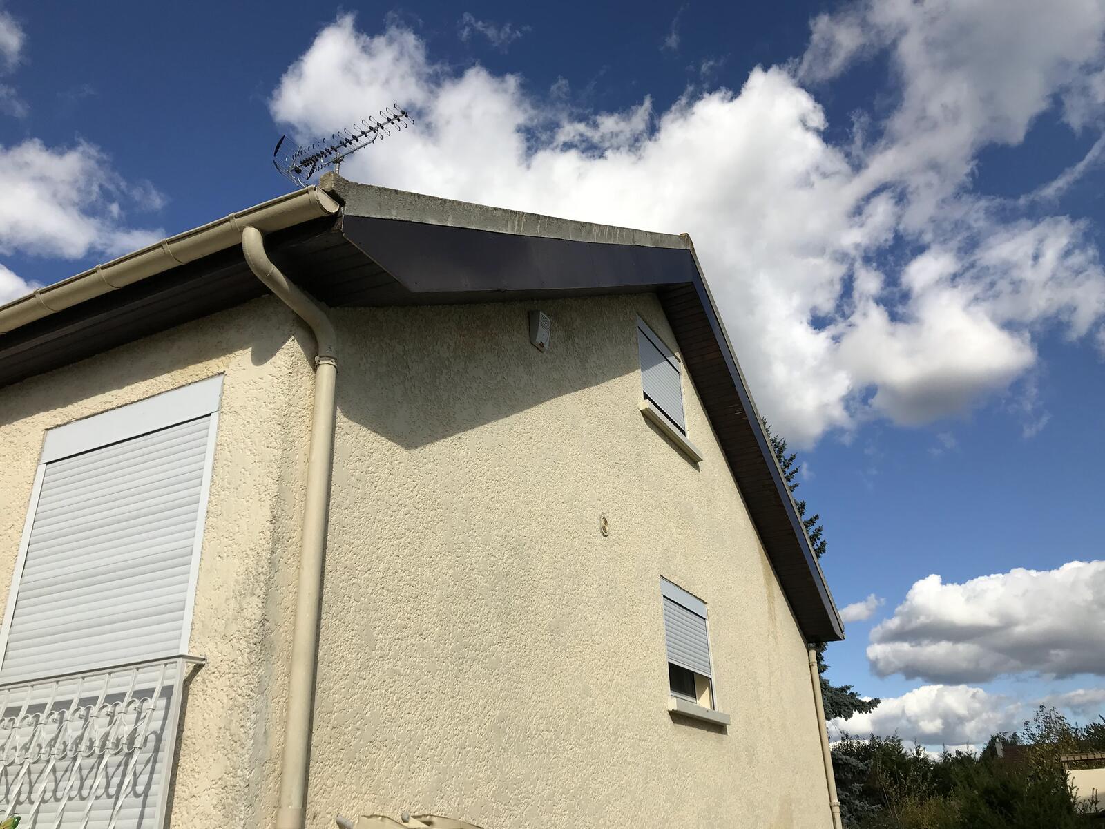 Gouttière et habillage de rive posés par Renove Toiture 29, couvreur zingueur en Finistère