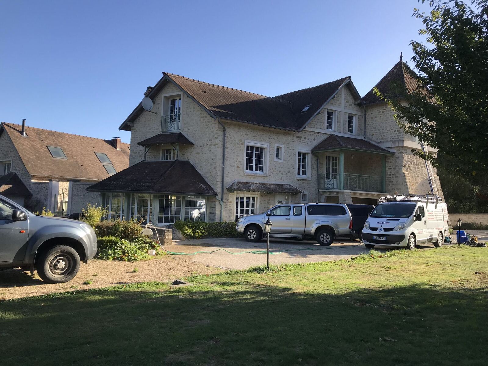 Chantier de couverture sur une grande demeure en pierre par Renove Toiture 29